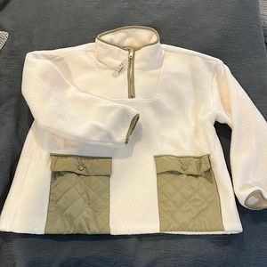 Madewell women’s L fleece quarter zip with green quilted pockets.